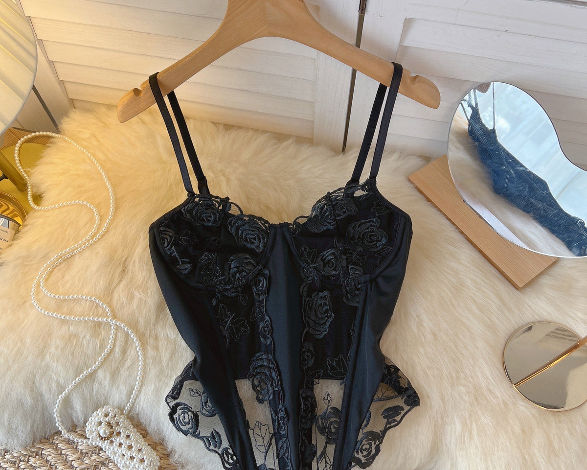 Siyah File Askılı Üstler