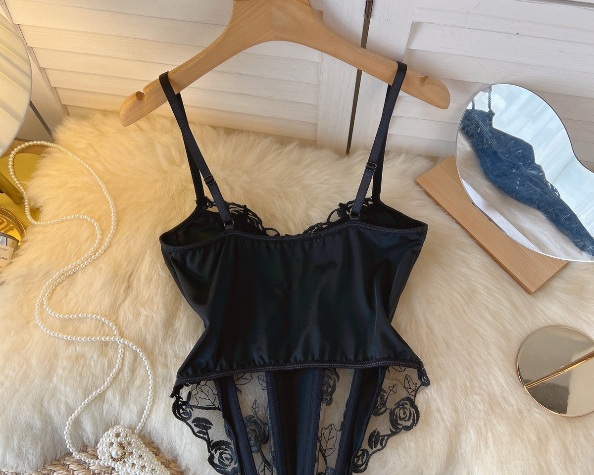 Siyah File Askılı Üstler