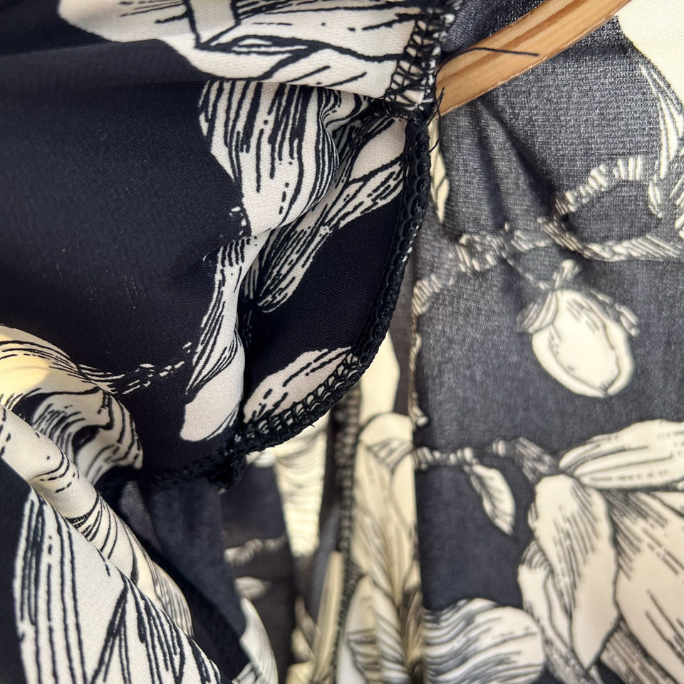 V-yaka Fırfırlı Kol Çiçekli Gömlek