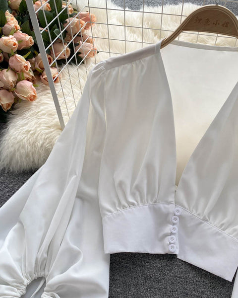 Derin V-yaka düğmeli kısa kabarık kollu gömlek