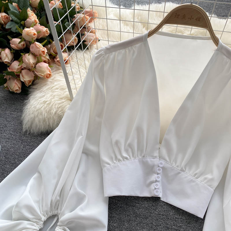 Derin V-yaka düğmeli kısa kabarık kollu gömlek