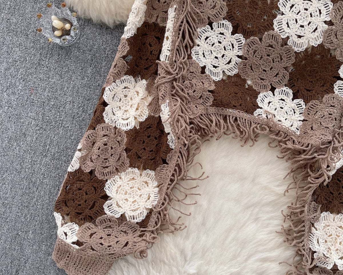 Bol Kesim Püsküllü Delikli Triko