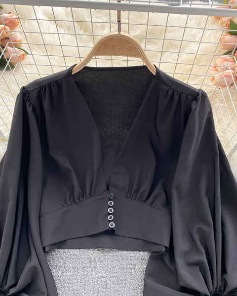 Derin V-yaka düğmeli kısa kabarık kollu gömlek