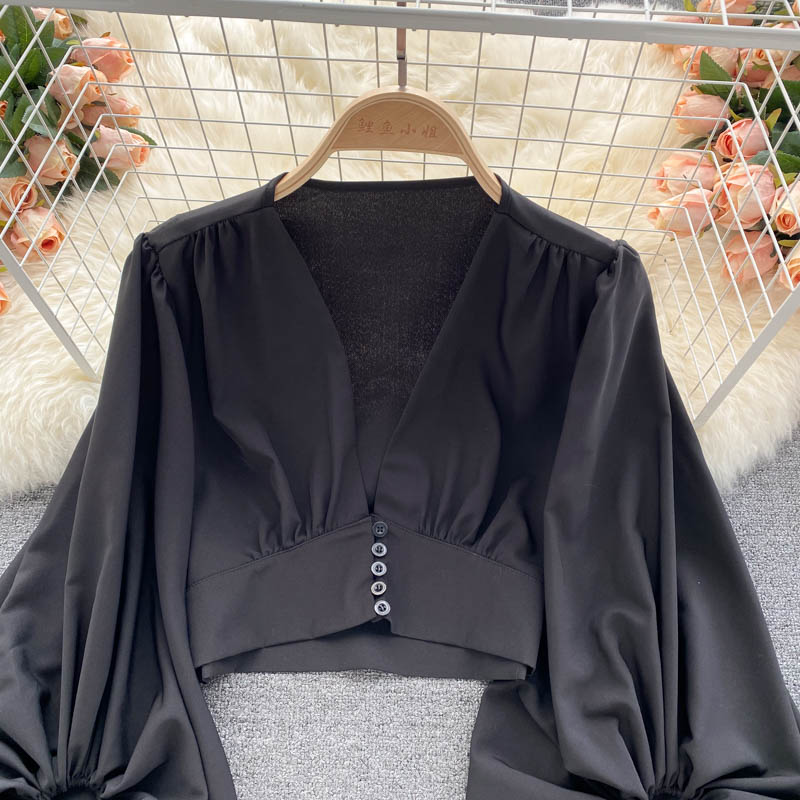 Derin V-yaka düğmeli kısa kabarık kollu gömlek