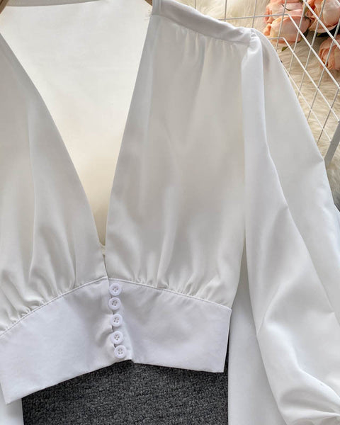 Derin V-yaka düğmeli kısa kabarık kollu gömlek