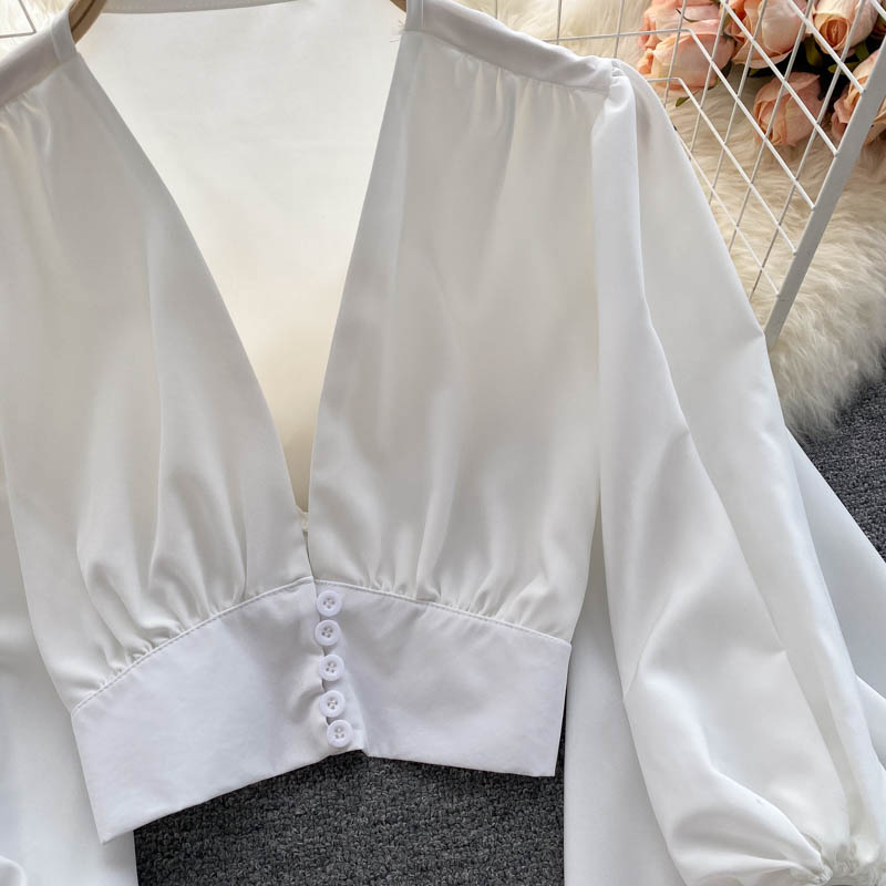 Derin V-yaka düğmeli kısa kabarık kollu gömlek