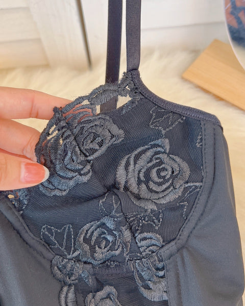 Siyah File Askılı Üstler