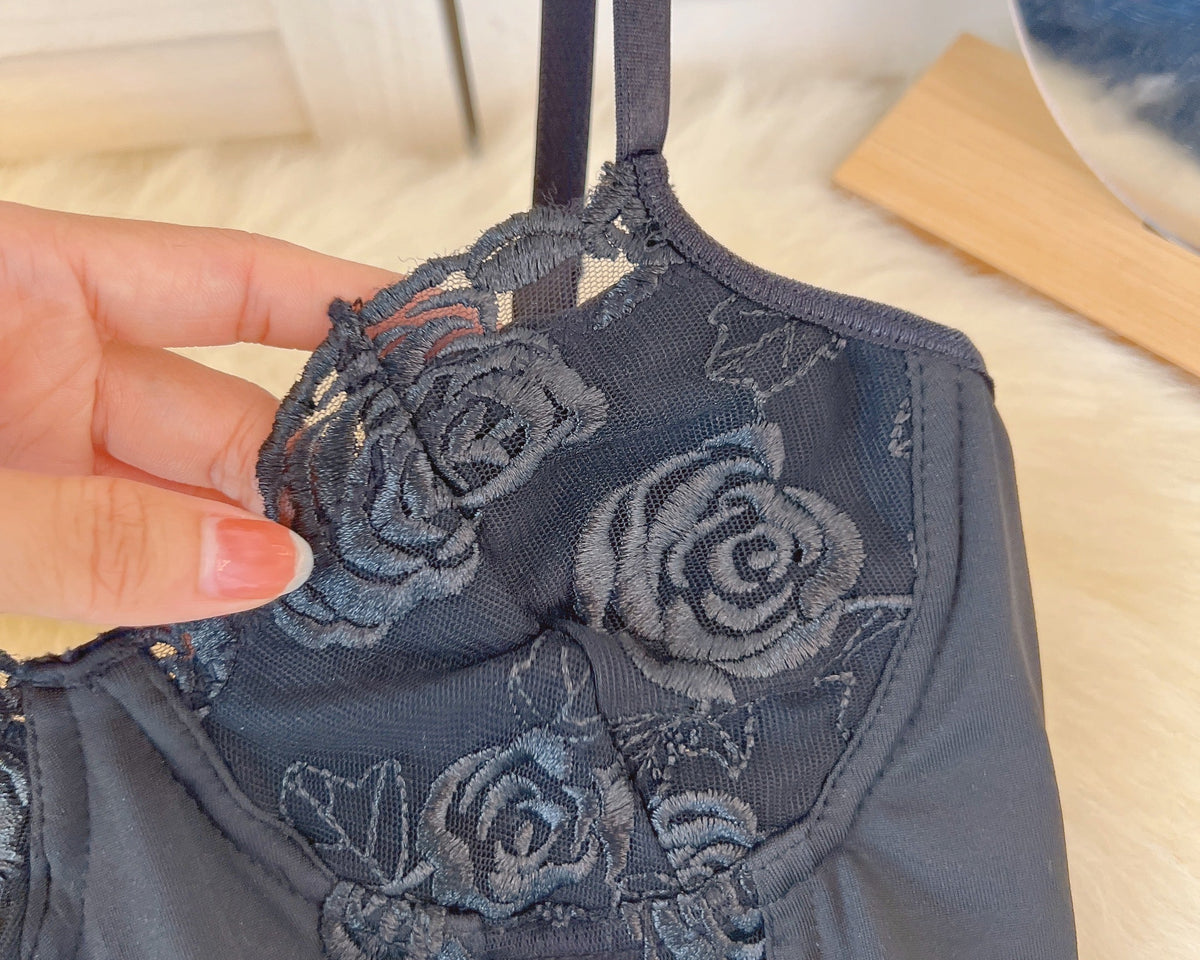 Siyah File Askılı Üstler