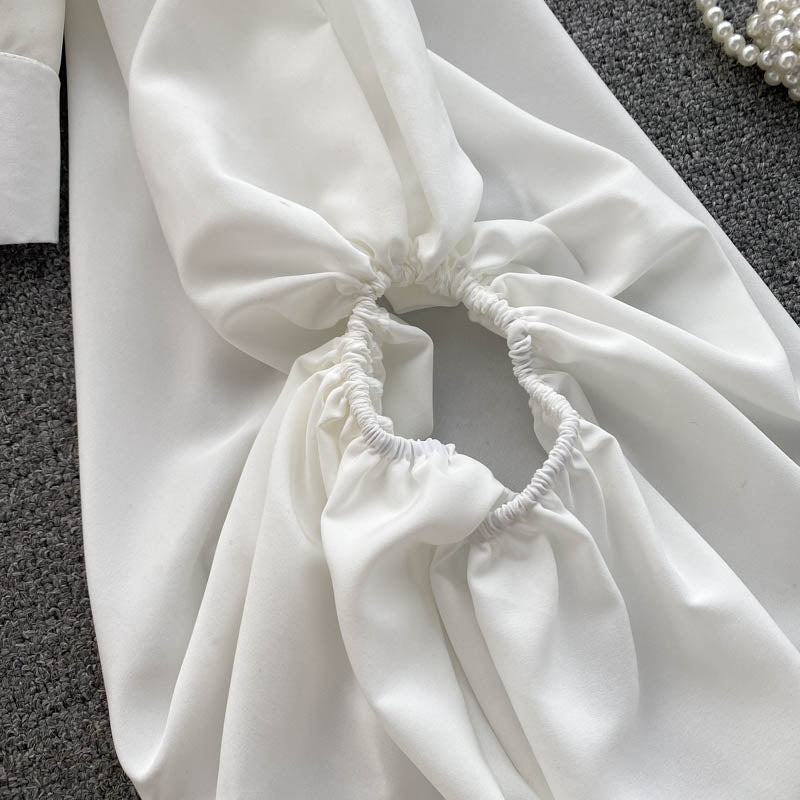 Derin V-yaka düğmeli kısa kabarık kollu gömlek