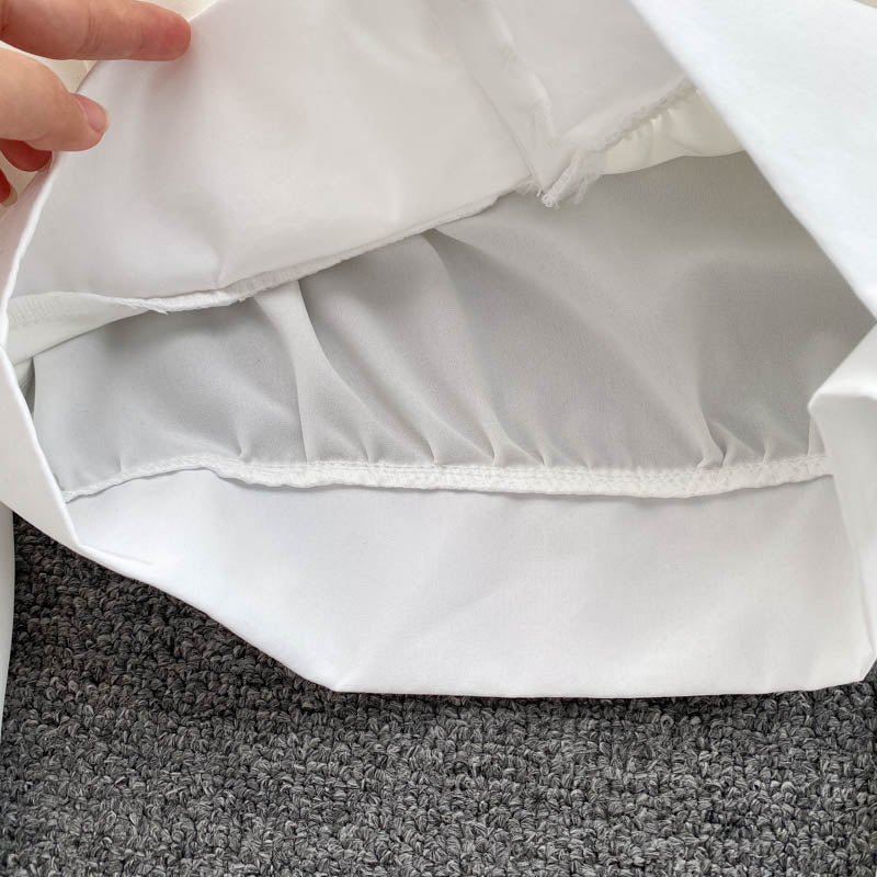 Derin V-yaka düğmeli kısa kabarık kollu gömlek