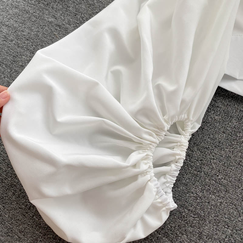 Derin V-yaka düğmeli kısa kabarık kollu gömlek