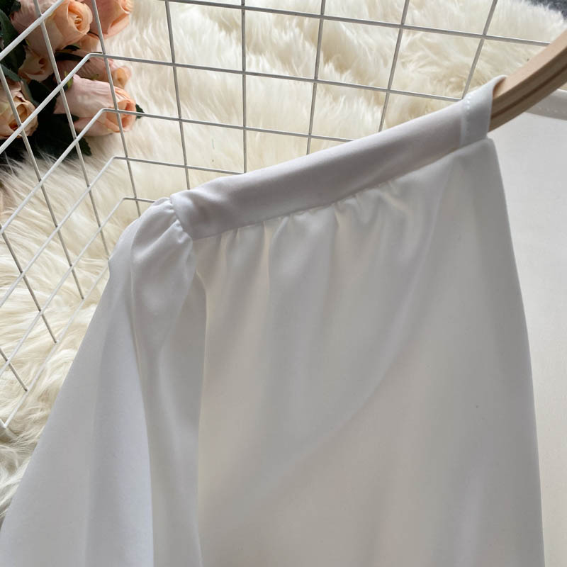 Derin V-yaka düğmeli kısa kabarık kollu gömlek