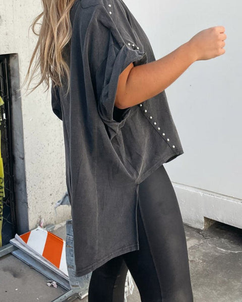 Yüksek Rulolu Kollar ve Perçinlerle Oversize T-Shirt