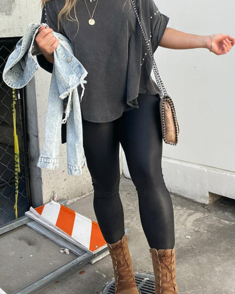 Yüksek Rulolu Kollar ve Perçinlerle Oversize T-Shirt