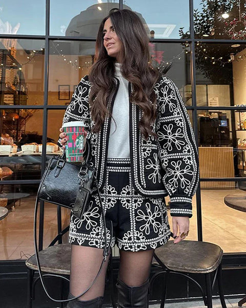 Clara | Kadınlar için Cazibeli Desenli Palto ve Şık Kısa Kıyafetler