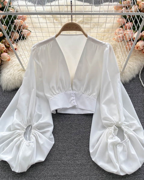 Derin V-yaka düğmeli kısa kabarık kollu gömlek