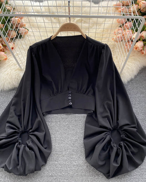 Derin V-yaka düğmeli kısa kabarık kollu gömlek