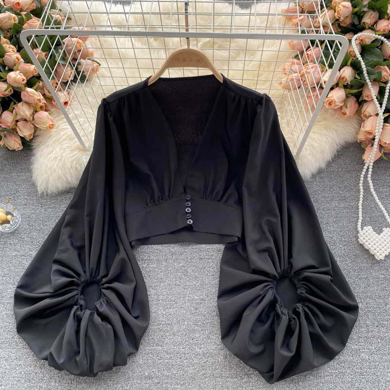 Derin V-yaka düğmeli kısa kabarık kollu gömlek