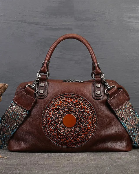 "KADIN ECH208 EL YAPIMI DERİ ÇANTA" can be rewritten as "KADIN ECH208 EL YAPIMI DERİ ÇANTASI" for clarity, or you could use "KADIN ECH208 EL YAPIMI DERİ ÇANTA - Özel Tasarım" to emphasize its handmade quality.