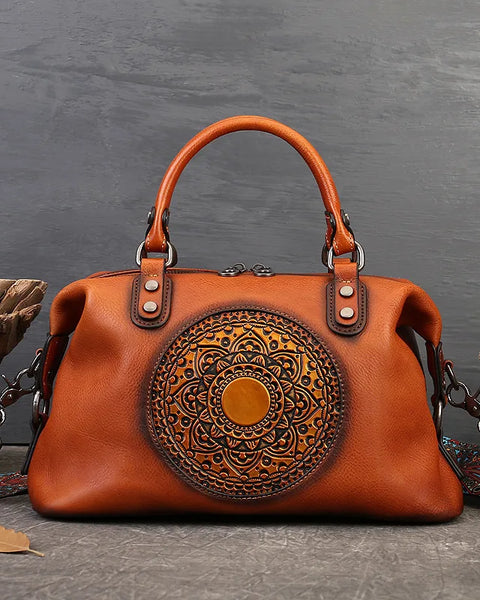 "KADIN ECH208 EL YAPIMI DERİ ÇANTA" can be rewritten as "KADIN ECH208 EL YAPIMI DERİ ÇANTASI" for clarity, or you could use "KADIN ECH208 EL YAPIMI DERİ ÇANTA - Özel Tasarım" to emphasize its handmade quality.