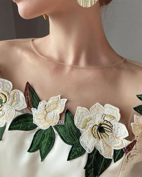 Çiçek İşlemeli Uzun Kollu Şifon Bluz